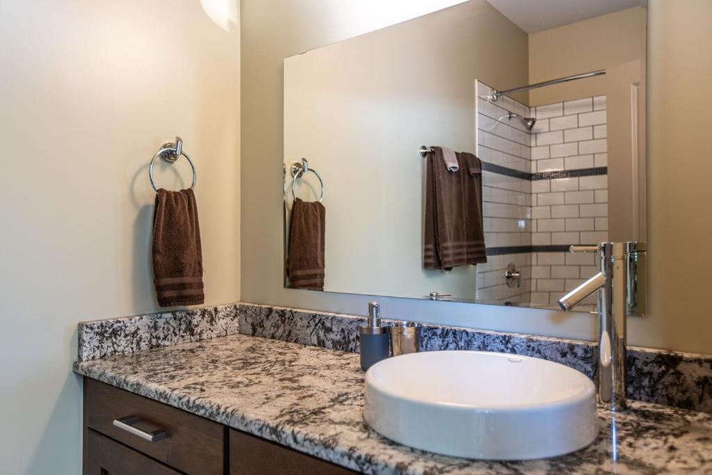 Selkirk Snug By Revelstoke Vacations Διαμέρισμα Εξωτερικό φωτογραφία